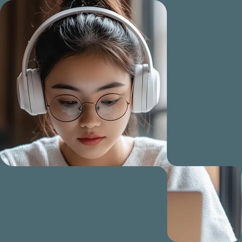 Estudante de fones de ouvido trabalhando em um projeto