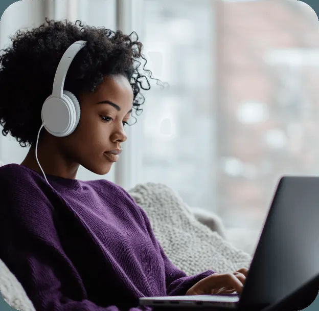 Pessoa estudando online com fones de ouvido